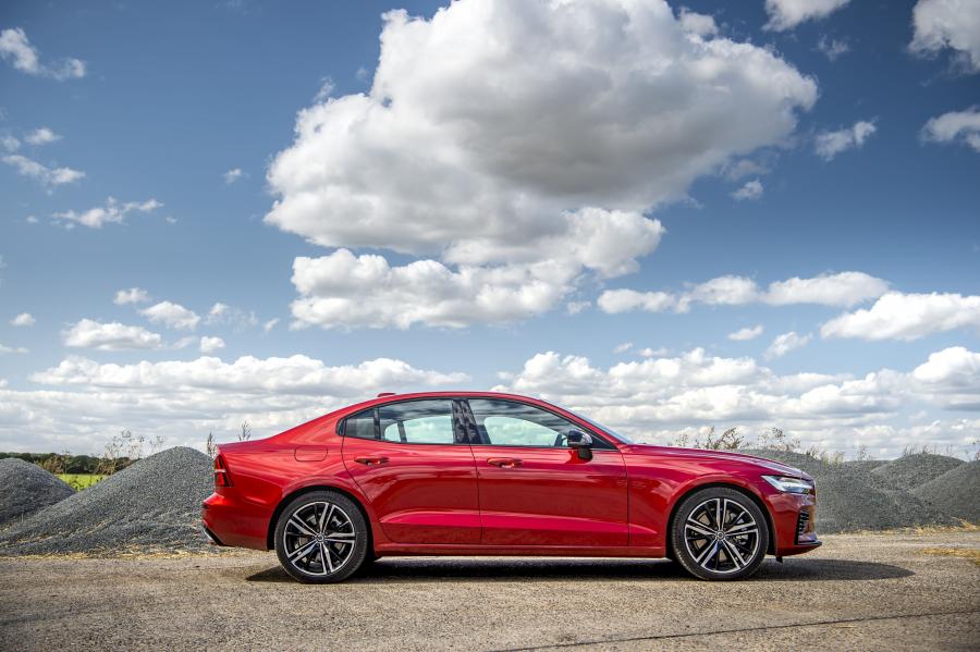  Volvo S60 T8 R-Design 2019 года  (UK) (фото 37 из 40)